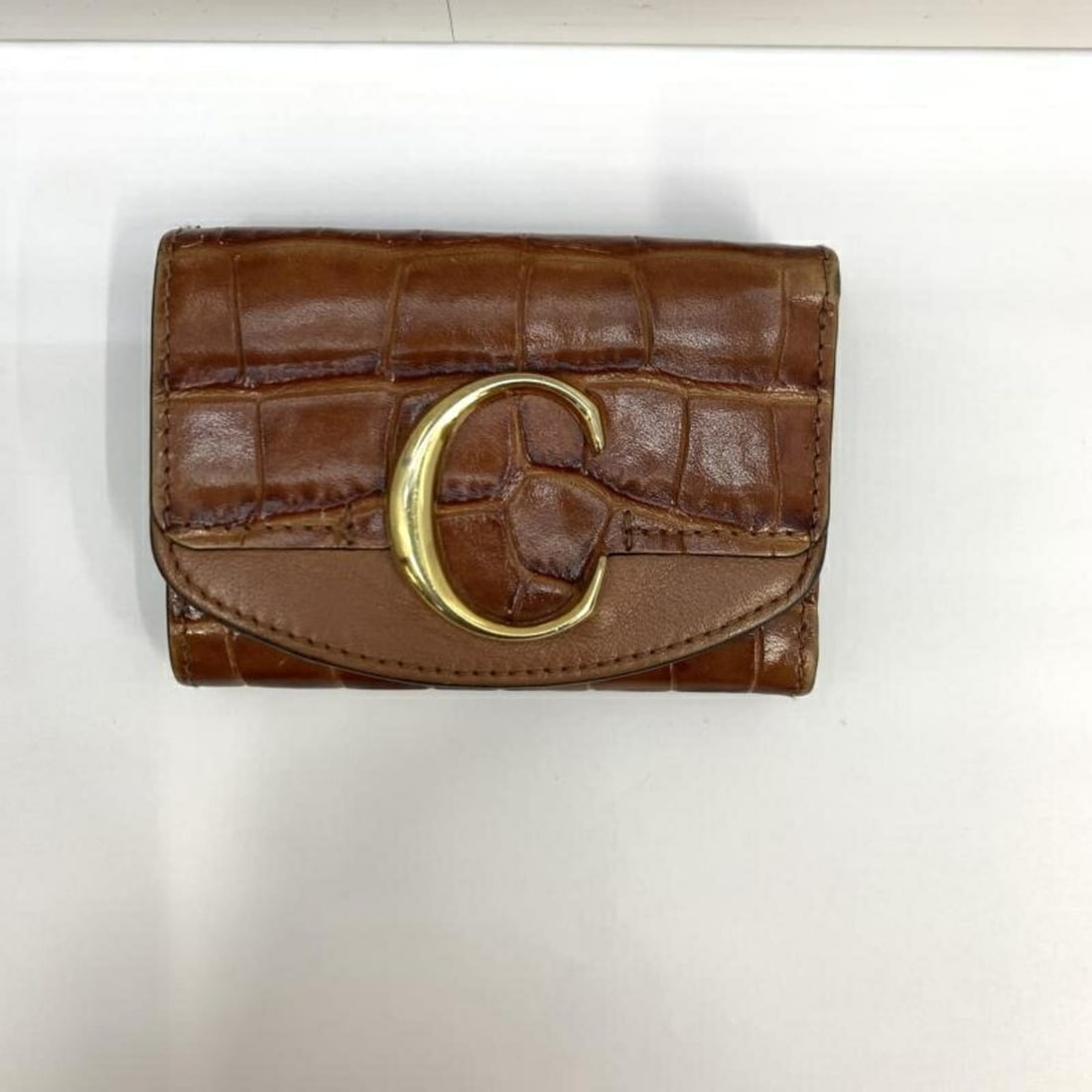 Chloé Chloe Small Trifold Wallet, Brown: --- Catalog ---Category: SizeSize (HxWxD): 7cm x 10cm x 2.5cm / 2.75'' x 3.93'' x 0.98''Category: DesignType: Wallet (tri-fold)Color: BrownGender: WomenCategory: GeneralBrand: Chloé--- Item List ---S