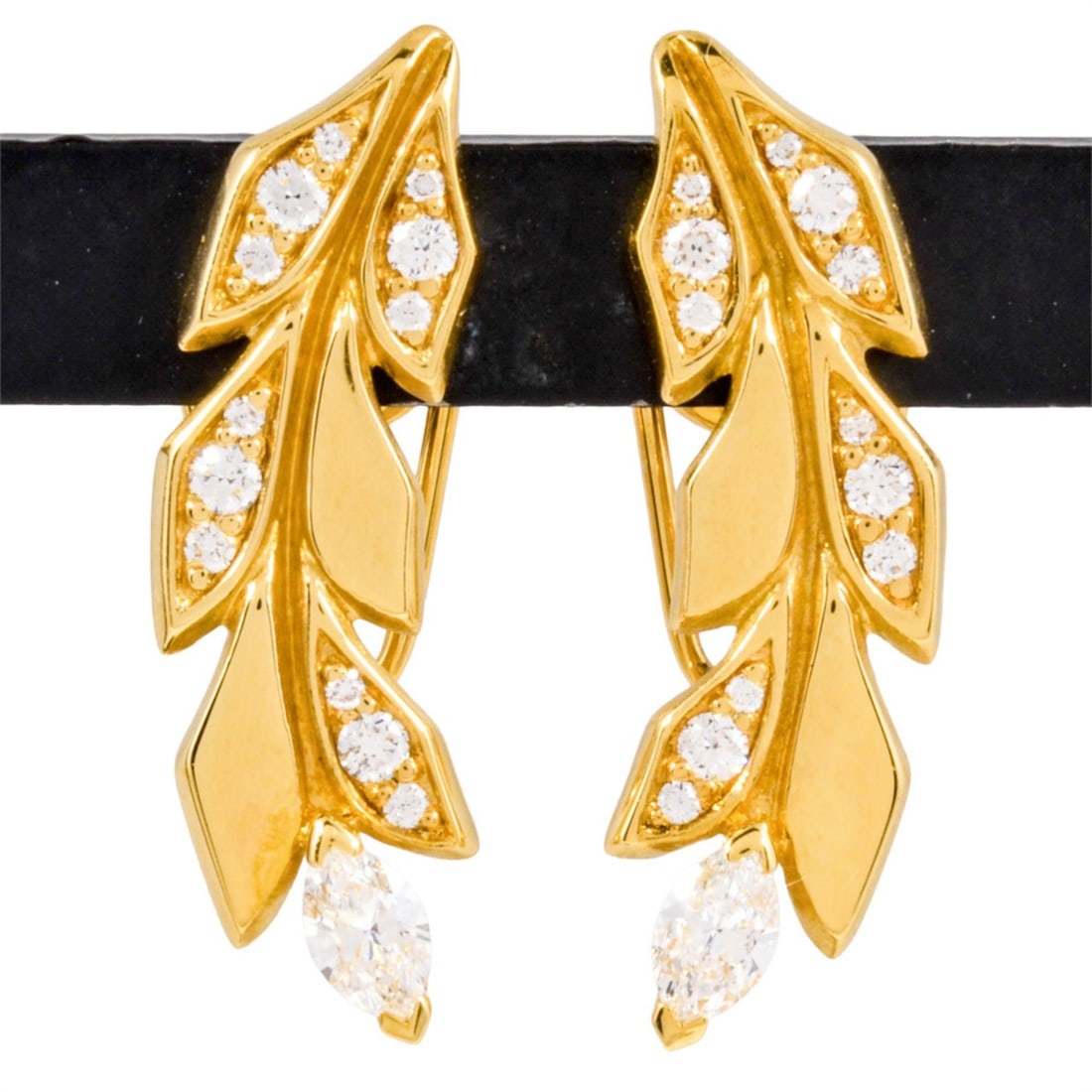 Tiffany & Co. Victoria Vine Kramer Earrings, Diamond, 18K Yellow Gold, 5.6g, Women's: --- Catalog ---Category: SizeSize (HxWxD): 22.00mm x 6.00mm / 0.87'' x 0.24''Category: DesignType: Stud earringsGender: WomenMaterial: Yellow gold (18K)Category: GeneralBrand: Tiffany--- Item List ---