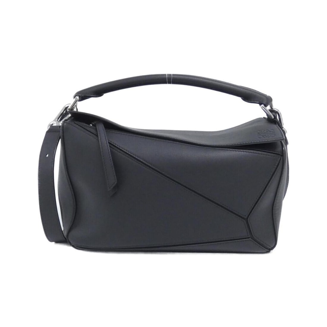 Loewe Puzzle Medium 322 30 S20 Handbag: --- Catalog ---Category: SizeSize (HxWxD): 18cm x 29cm x 12cm / 7.08'' x 11.41'' x 4.72''Category: DesignType: HandbagColor: BlackGender: Women,MenMaterial: Leather Leather/Fur Type: CalfskinCategory: