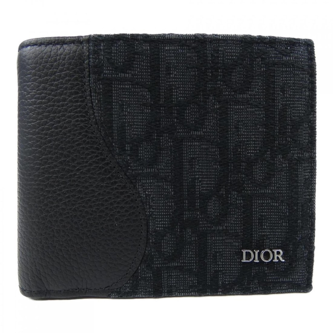 Christian Dior Dior SADDLE Bi-fold Wallet Oblique Jacquard 2ADBC306YKS: --- Catalog ---Category: SizeSize (HxWxD): 9.5cm x 11.5cm / 3.74'' x 4.52''Category: DesignType: Wallet (bi-fold)Color: BlackGender: MenCategory: GeneralMPN: 2ADBC306YKSBrand: Christian Dior--- Item L