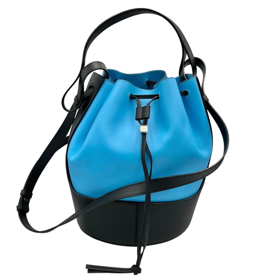 Loewe Balloon Shoulder Bag 326.76AC30 Leather Light Blue/Black Women's: --- Catalog ---Category: SizeSize (HxWxD): 28cm x 21cm x 15.5cm / 11.02'' x 8.26'' x 6.1''Category: DesignType: Shoulder bagColor: Black, Light blueGender: WomenMaterial: Leather Category: GeneralMPN: