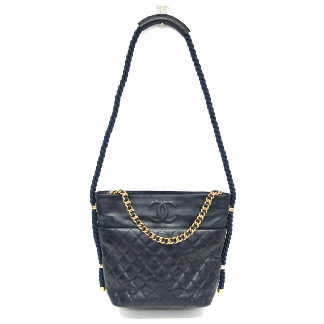 Chanel Matelasse Chain Handle 2-way Bag Women's Leather Handbag,Shoulder Bag Navy: --- Catalog ---Category: SizeSize (HxWxD): 29cm x 26cm x 14cm / 11.41'' x 10.23'' x 5.51''Strap Length: 106cm / 41.73''Handle Length: 49cm / 19.29''Category: DesignType: Handbag, Shoulder bagColor: Na