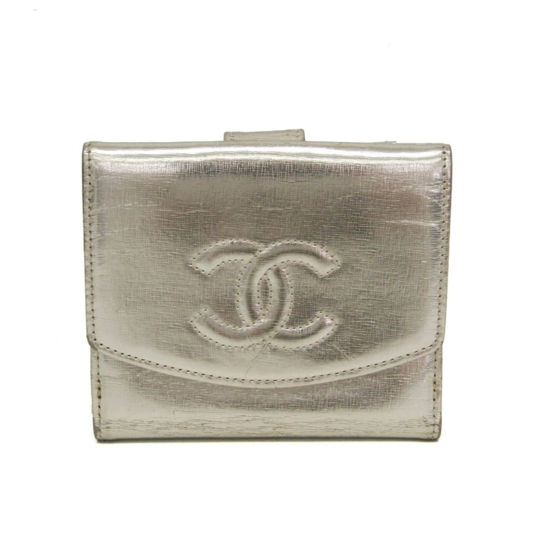 Chanel Coco Mark Women's Patent Leather Wallet (bi-fold) Champagne Gold: --- Catalog ---Category: SizeSize (HxWxD): 10cm x 11.5cm x 2cm / 3.93'' x 4.52'' x 0.78''Category: DesignType: Wallet (bi-fold)Color: Champagne goldGender: WomenClosure: Snap fastenerMaterial: Patent