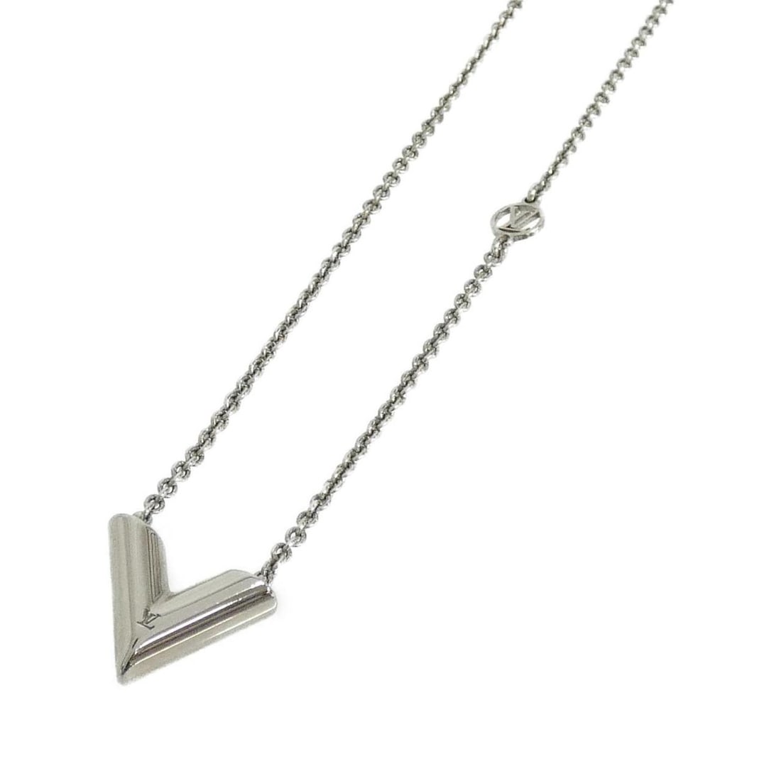 Louis Vuitton Essential V Necklace M63197: --- Catalog ---Category: SizePendant Size: 12mm x 17mm / 0.47'' x 0.66''Neck Circumference: 38 cm - 43.5 cm / 14.96'' - 17.12''Category: DesignColor: SilverGender: Men,WomenNecklace Type: