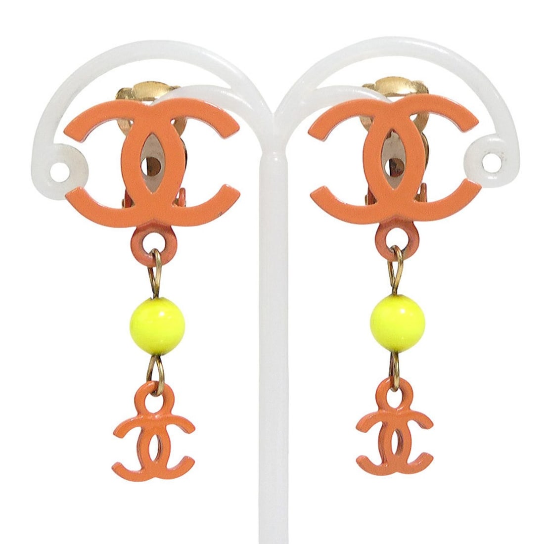 Chanel earrings, Coco Mark design, metal enamel, orange and gold, for women. Free shipping. e61613a: --- Catalog ---Category: SizeSize (HxWxD): 40.00mm x 13.00mm / 1.57'' x 0.51''Category: DesignType: Clip earringsColor: Gold, OrangeGender: WomenMaterial: Enamel, MetalCategory: GeneralBrand: ChanelCo