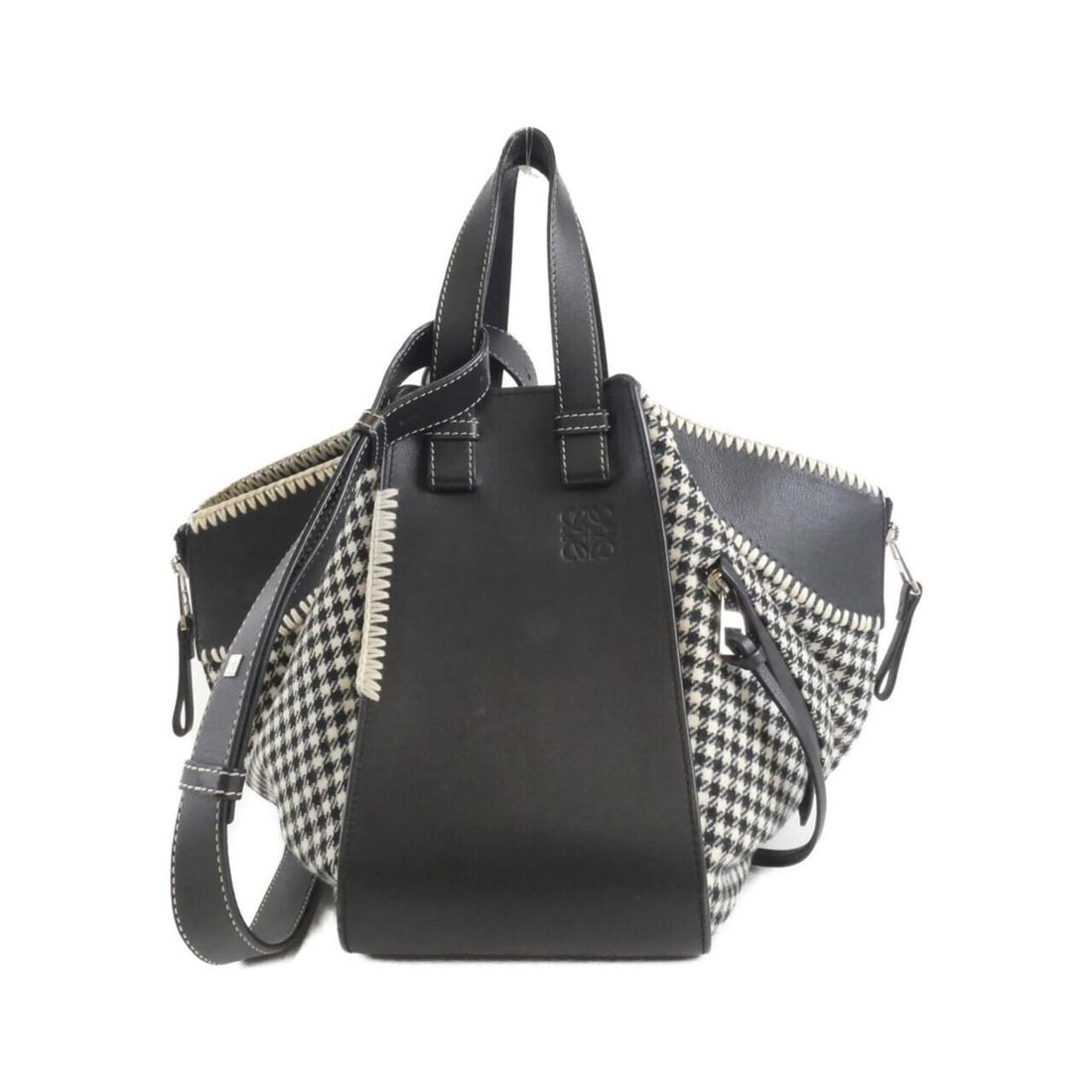 Loewe Hammock Small 387 49 S35 Shoulder Bag: --- Catalog ---Category: SizeSize (HxWxD): 24cm x 34cm x 27cm / 9.44'' x 13.38'' x 10.62''Category: DesignType: Shoulder bagColor: Black, WhiteGender: WomenMaterial: Wool , Leather Hardware Color: