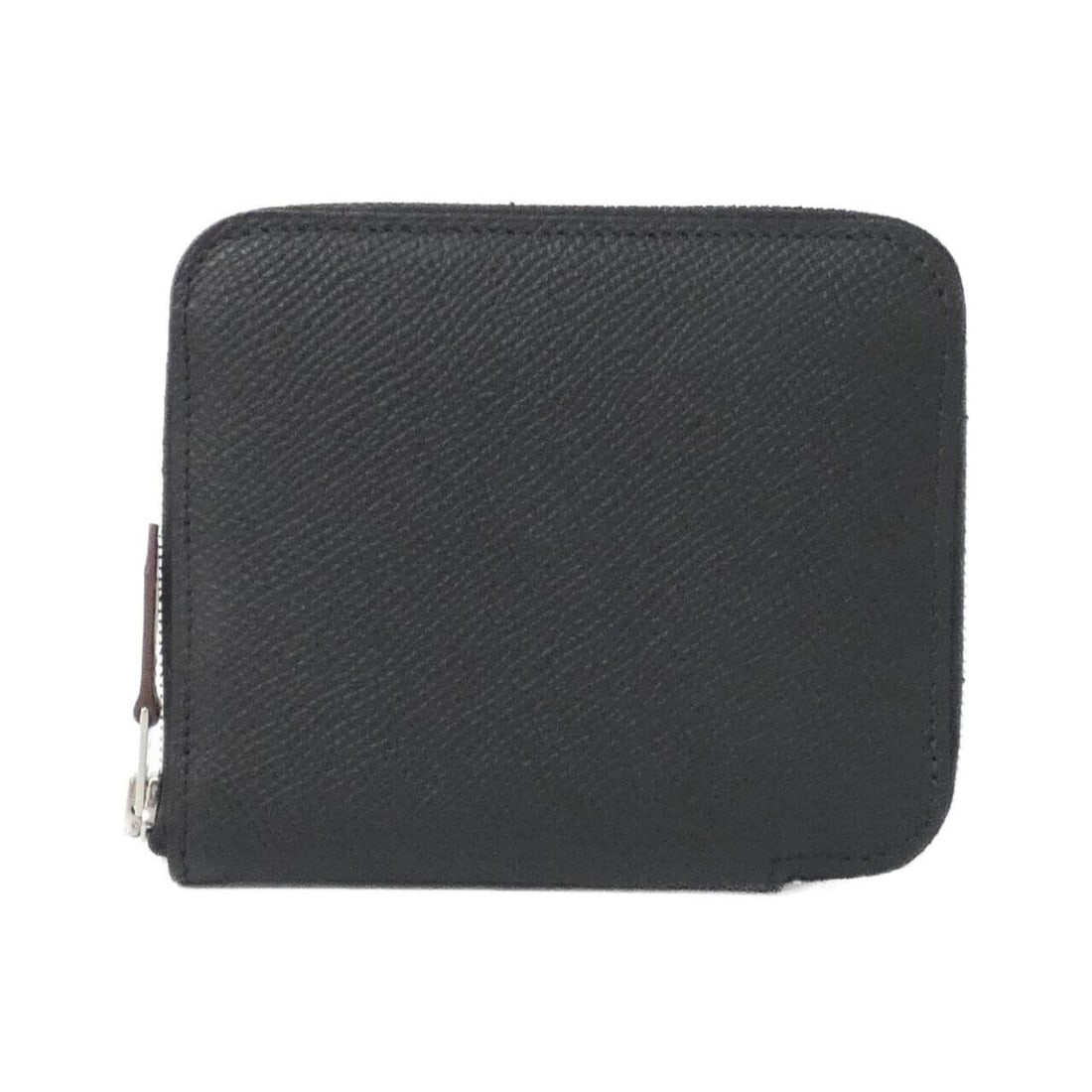 Hermes EN LIBERTE Silk In Compact 084266CK Wallet: --- Catalog ---Category: SizeSize (HxWxD): 9cm x 11cm x 1.5cm / 3.54'' x 4.33'' x 0.59''Category: DesignType: Wallet (bi-fold)Color: BlackGender: Men,WomenMaterial: Epsom leather , Silk Category: Gene