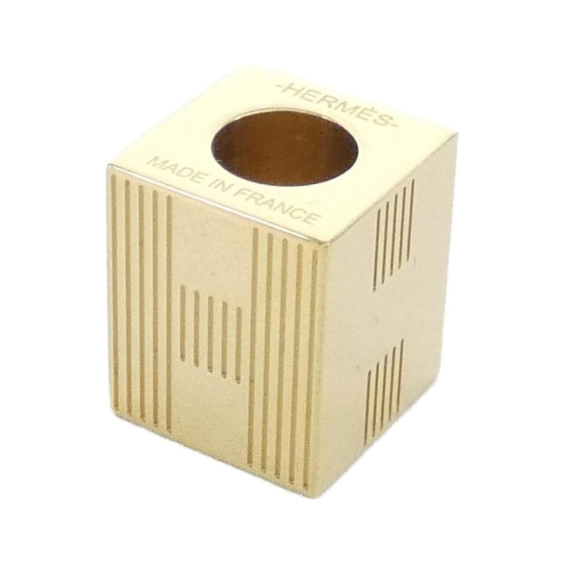 Hermes Cube Totem 603472S Scarf Muffler Ring: --- Catalog ---Category: DesignType: Scarf ringColor: GoldGender: WomenCategory: GeneralMPN: 603472SBrand: HermesCategory: Physical PropertiesSize (HxWxD): 1.5cm x 1.2cm / 0.59'' x 0.47''--- Item