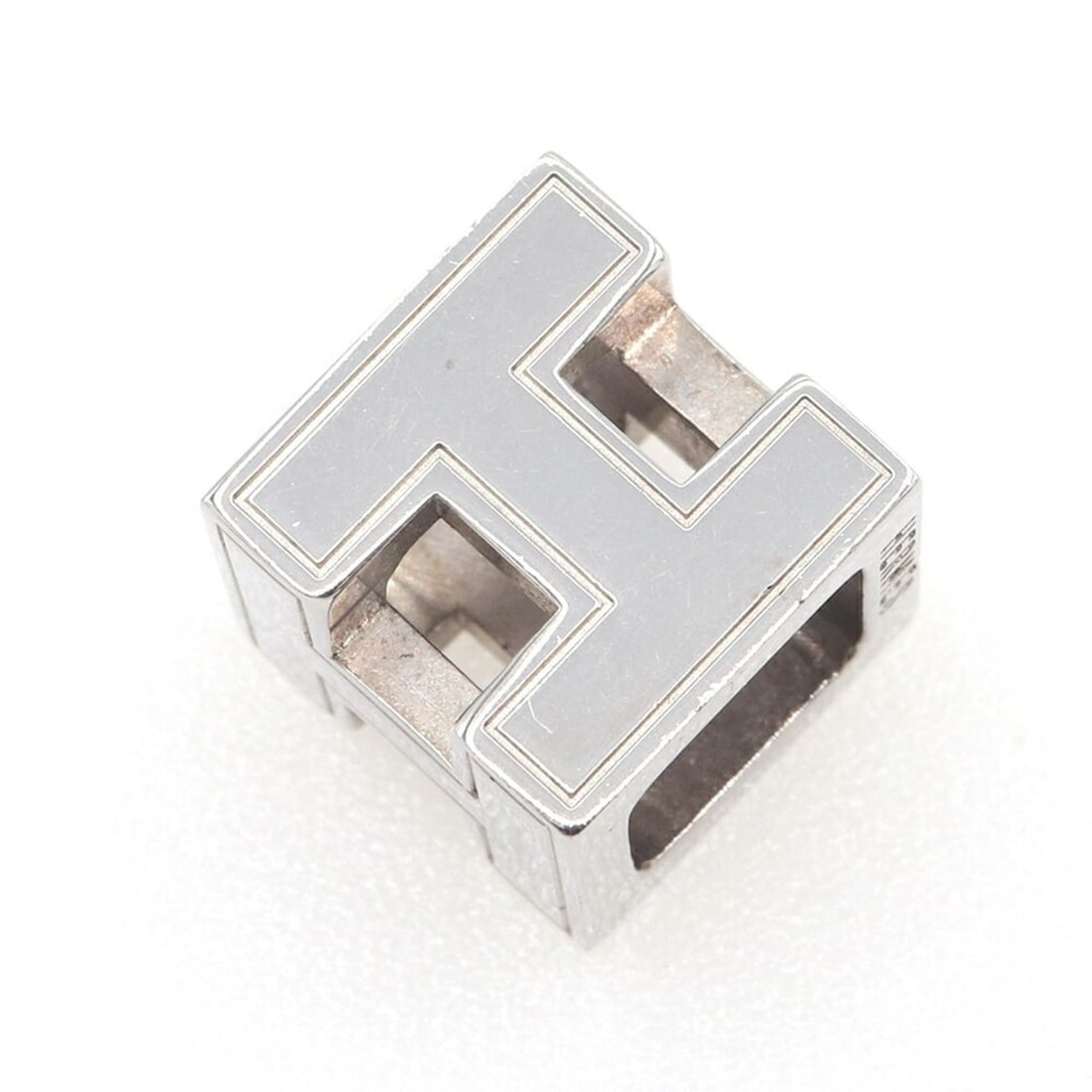 Hermes Pendant Top Cage d'H H Cube Silver Metal Head Necklace Women's HERMES: --- Catalog ---Category: SizePendant Size: 12mm x 12mm / 0.47'' x 0.47''Category: DesignColor: SilverGender: WomenMaterial: MetalNecklace Type: PendantCategory: GeneralBrand: Hermes--- Item List ---Se