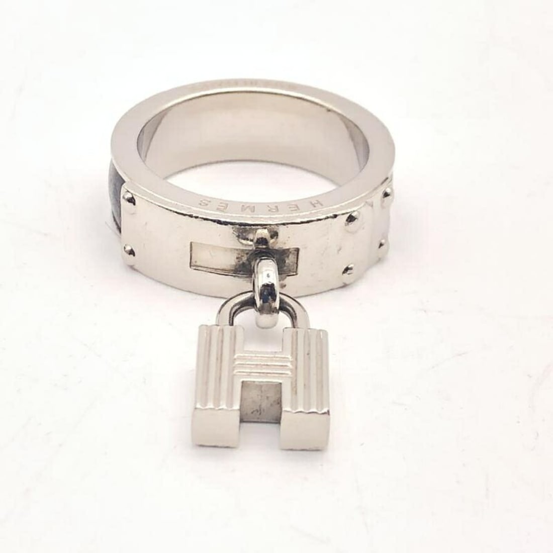 Hermes Kelly Scarf Ring, Silver/Black: --- Catalog ---Category: DesignColor: SilverGender: MenCategory: GeneralBrand: HermesCountry of Origin: FranceCategory: Physical PropertiesSize (HxWxD): 2cm x 2cm / 0.78'' x 0.78''--- Item List ---Sec