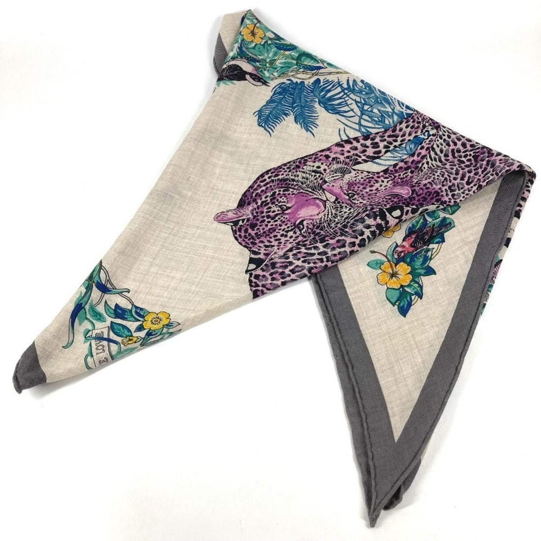 HERMES Jungle Love Triangle Géant 140 Shawl Stole Scarf Large Cashmere Silk Men's Women's Gray: --- Catalog ---Category: SizeSize (LxW): 1.02m x 2.12m / 40.15'' x 83.46''Category: DesignType: ShawlColor: Gray, Multi-colorGender: Men,WomenMaterial: Cashmere , Silk Category: GeneralBrand: HermesCo