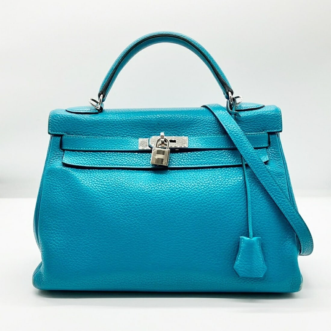 Hermes Hermès Kelly 32, inlaid with Taurillon Clemence leather and turquoise, women's: --- Catalog ---Category: SizeSize (HxWxD): 23cm x 32cm x 12cm / 9.05'' x 12.59'' x 4.72''Strap Length: 42cm / 16.53''Handle Length: 9.5cm / 3.74''Category: DesignType: Handbag, Shoulder bagColor: Turq