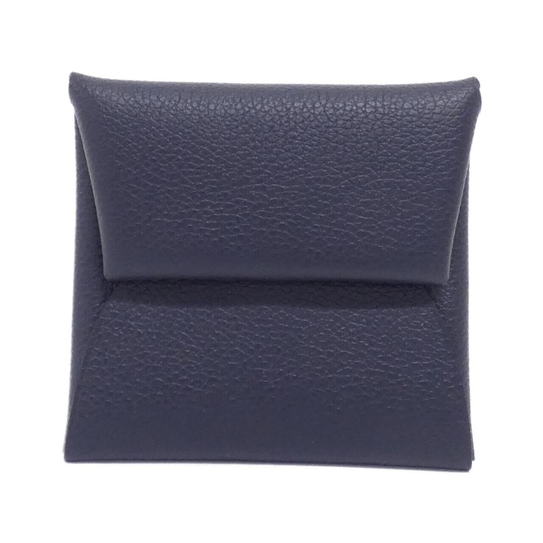 Hermes Bastia 064953CK Wallet/Coin Case: --- Catalog ---Category: SizeSize (HxWxD): 8cm x 8.5cm x 1cm / 3.14'' x 3.34'' x 0.39''Category: DesignType: Coin purse/coin caseColor: Blue nuitGender: Women,MenCategory: GeneralMPN: 064953CKBrand: H