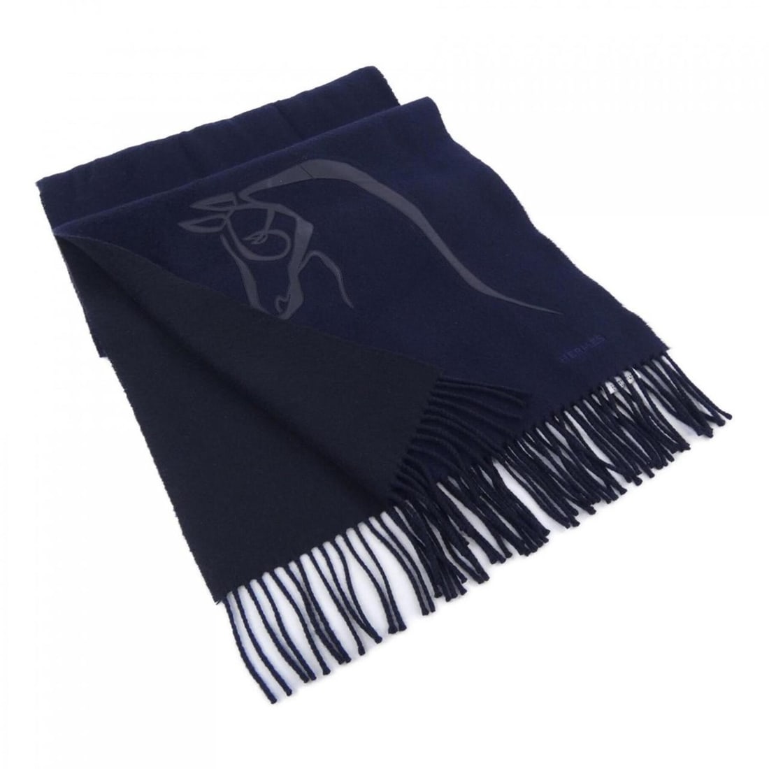 Hermes HERMES CHEVAL AU TRAIT *4007 Scarf: --- Catalog ---Category: SizeSize (LxW): 1.57m x 40cm / 61.81'' x 15.74''Category: DesignType: StoleColor: NavyGender: MenMaterial: Cashmere , Leather Category: GeneralBrand: Hermes--- Item List