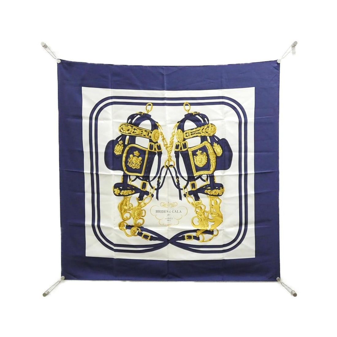 Hermes BRIDES DE GALA Carre Scarf Muffler: --- Catalog ---Category: SizeSize (LxW): 90cm x 90cm / 35.43'' x 35.43''Category: DesignType: ScarfColor: Gold, WhiteGender: Women,MenMaterial: Silk Category: GeneralBrand: Hermes--- Item List
