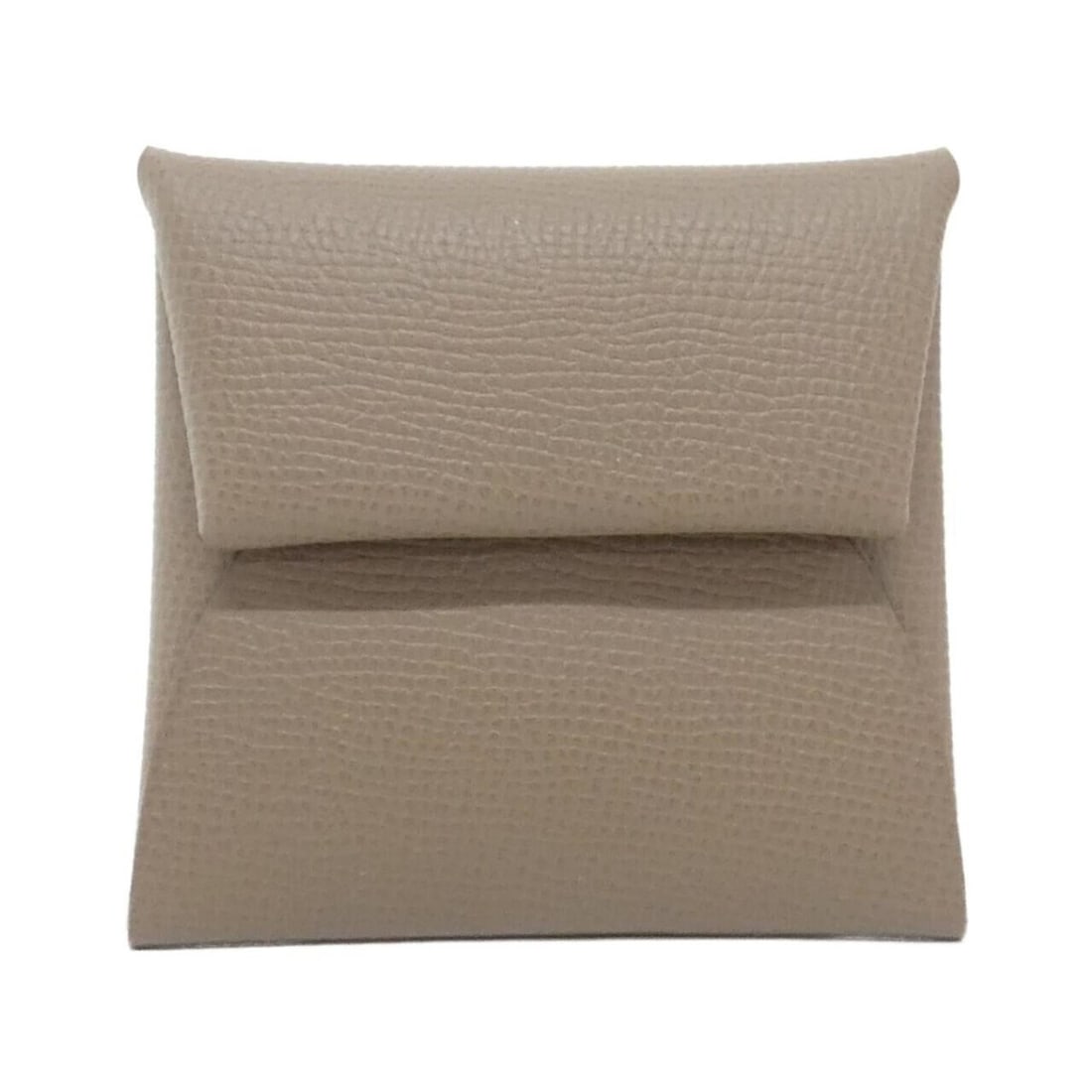 Hermes Bastia 041054CK Wallet/Coin Case: --- Catalog ---Category: SizeSize (HxWxD): 8cm x 8.5cm / 3.14'' x 3.34''Category: DesignType: Coin purse/coin caseColor: Etoupe grayGender: Men,WomenMaterial: Epsom leather Category: GeneralMPN: