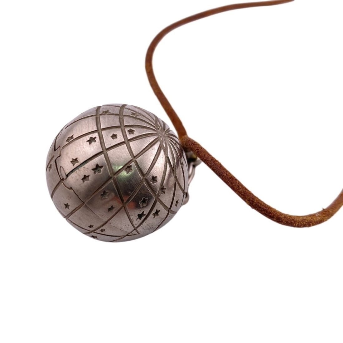 HERMES Pill Case Zodiac Globe Necklace Chain Silver: --- Catalog ---Category: SizeNeck Circumference: 60 cm / 23.62''Category: DesignColor: Brown, SilverGender: WomenMaterial: MetalNecklace Type: Neck chainCategory: GeneralBrand: Hermes--- Item List