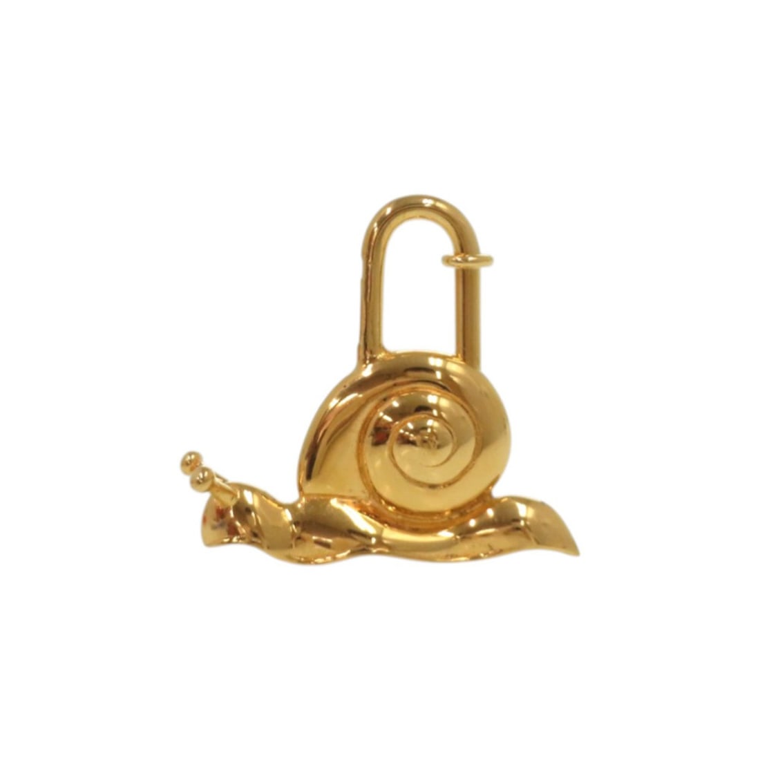 Like new Hermès snail cadence charm 1995 ANNÉE DE LA ROUTE metal gold 1798HERMES: --- Catalog ---Category: SizeSize (HxWxD): 35.00mm x 40.00mm / 1.38'' x 1.57''Category: DesignType: Handbag charmColor: GoldGender: WomenMaterial: MetalCategory: GeneralBrand: Hermes--- Item List ---S