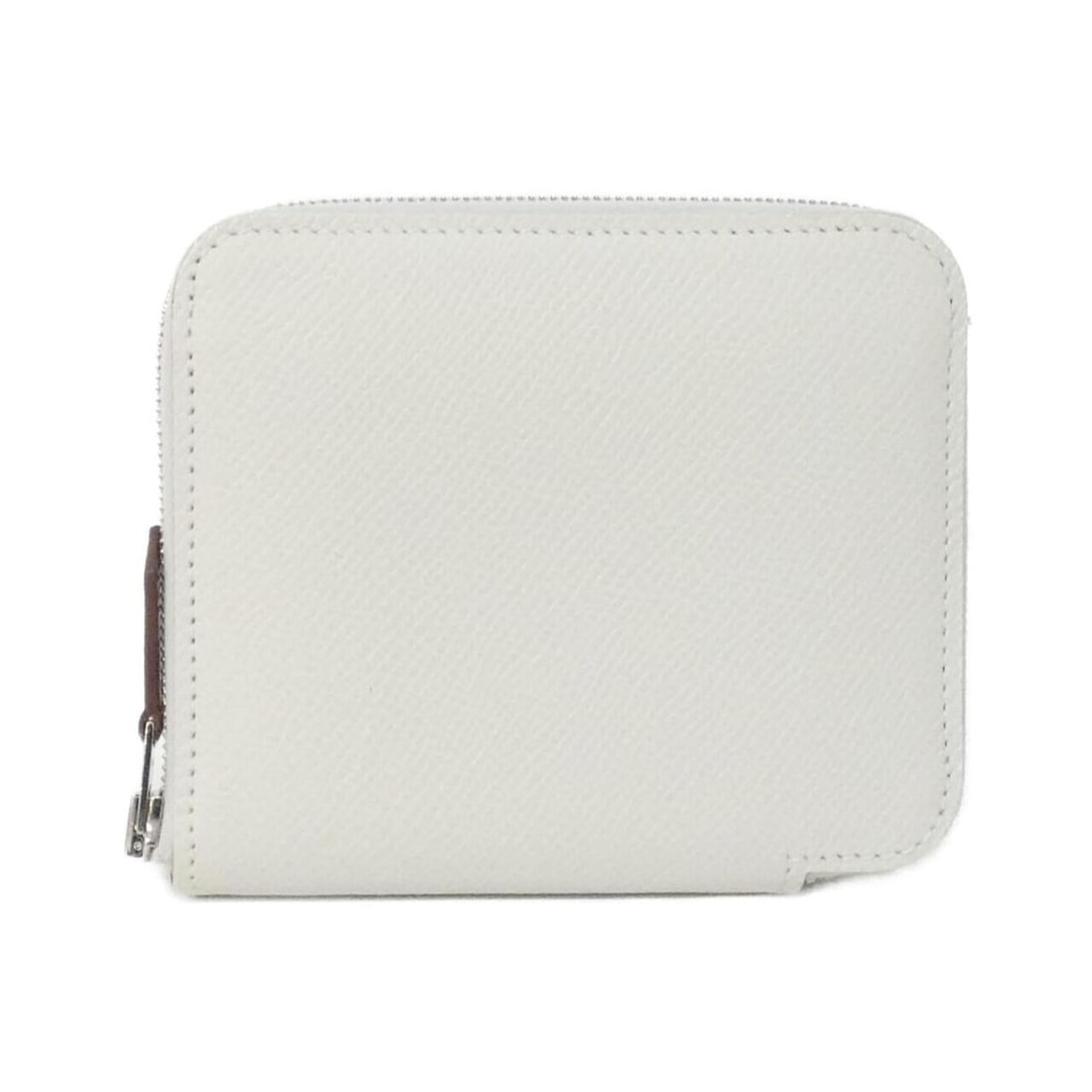 Hermes MORS & CO Silk In Compact 084537CK Wallet: --- Catalog ---Category: SizeSize (HxWxD): 9cm x 11cm x 1.5cm / 3.54'' x 4.33'' x 0.59''Category: DesignType: Wallet (bi-fold)Color: Ruby, WhiteGender: Men,WomenMaterial: Epsom leather , Silk Category