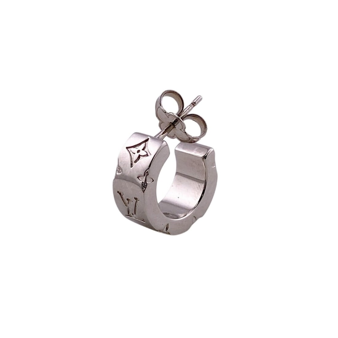 LOUIS VUITTON Louis Vuitton M02226 LV Mosaic Earrings Jewelry Silver: --- Catalog ---Category: SizeSize (HxWxD): 15.00mm x 7.00mm / 0.59'' x 0.28''Category: DesignType: Stud earringsColor: SilverGender: MenMaterial: MetalCategory: GeneralBrand: Louis Vuitton--- Item Lis