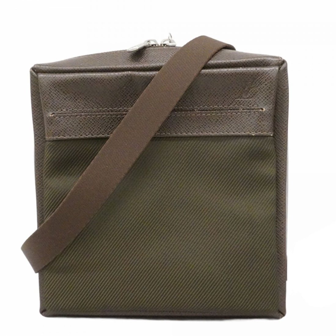 Louis Vuitton Taiga Sayan Shoulder Bag M30908 Grizzly Men's P2508803: --- Catalog ---Category: SizeSize (HxWxD): 19.5cm x 19cm x 5.5cm / 7.67'' x 7.48'' x 2.16''Category: DesignType: Shoulder bagColor: GrizzlyGender: MenCategory: GeneralMPN: M30908Brand: Louis Vuitton--