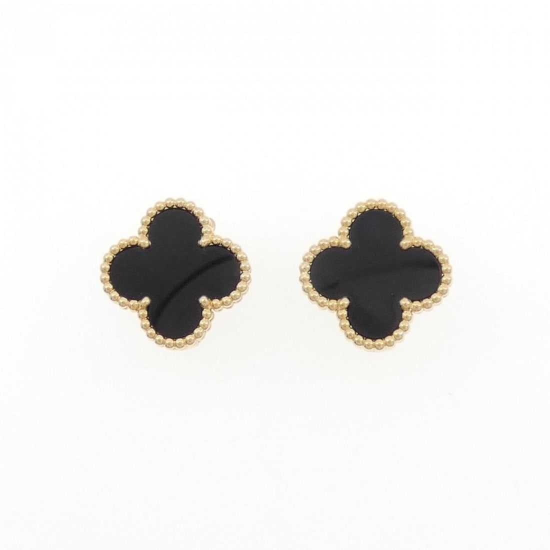 Van Cleef & Arpels Vintage Alhambra Earrings: --- Catalog ---Category: SizeSize (HxWxD): 15.10mm x 15.10mm / 0.59'' x 0.59''Category: DesignColor: YellowGender: WomenMaterial: Yellow goldCategory: GeneralMPN: VCARA44200Brand: Van Cleef & Arpels--