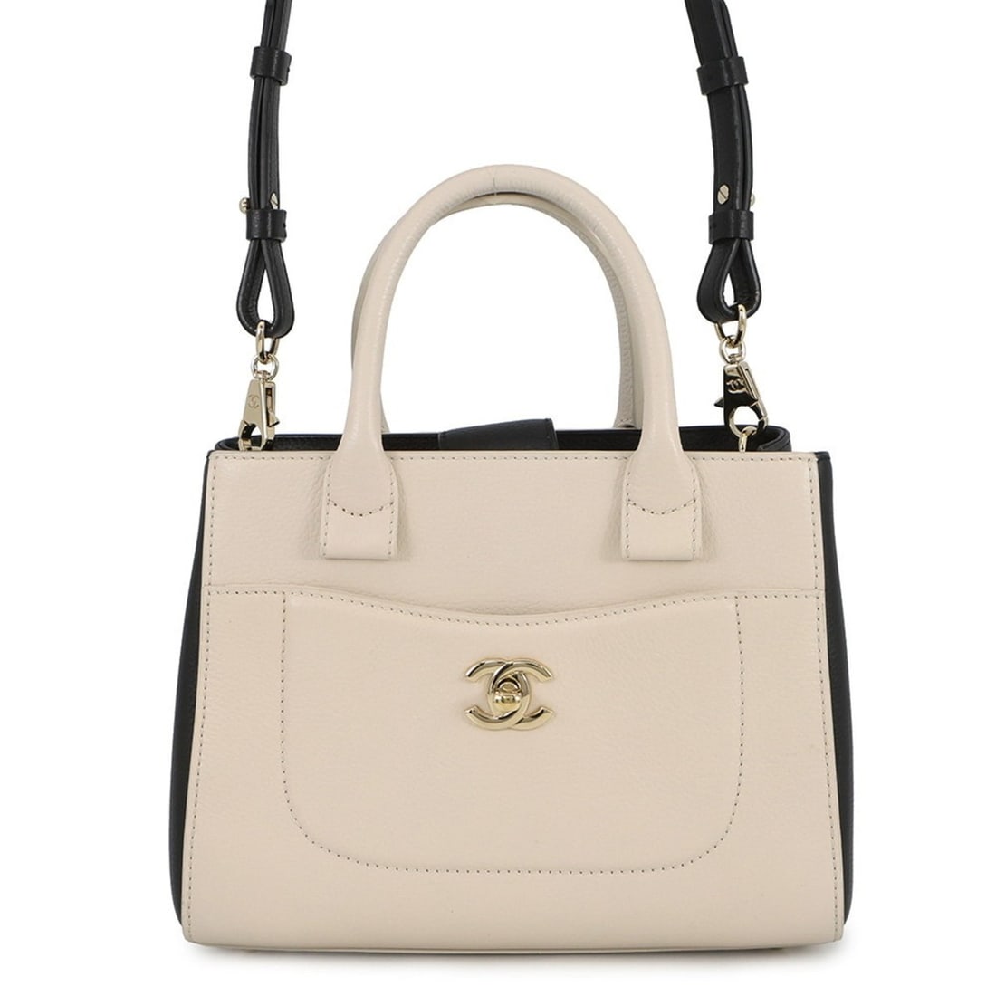 Chanel handbag, Coco Mark small Neo Executive A69929, CHANEL 2-way shoulder bag, black, women's: --- Catalog ---Category: SizeWeight: 720g / 1.58lb.Size (HxWxD): 17.5cm x 22cm x 9cm / 6.88'' x 8.66'' x 3.54''Strap Length: 116cm - 128cm / 45.66'' - 50.39''Category: DesignType: Handbag, Shopping ba