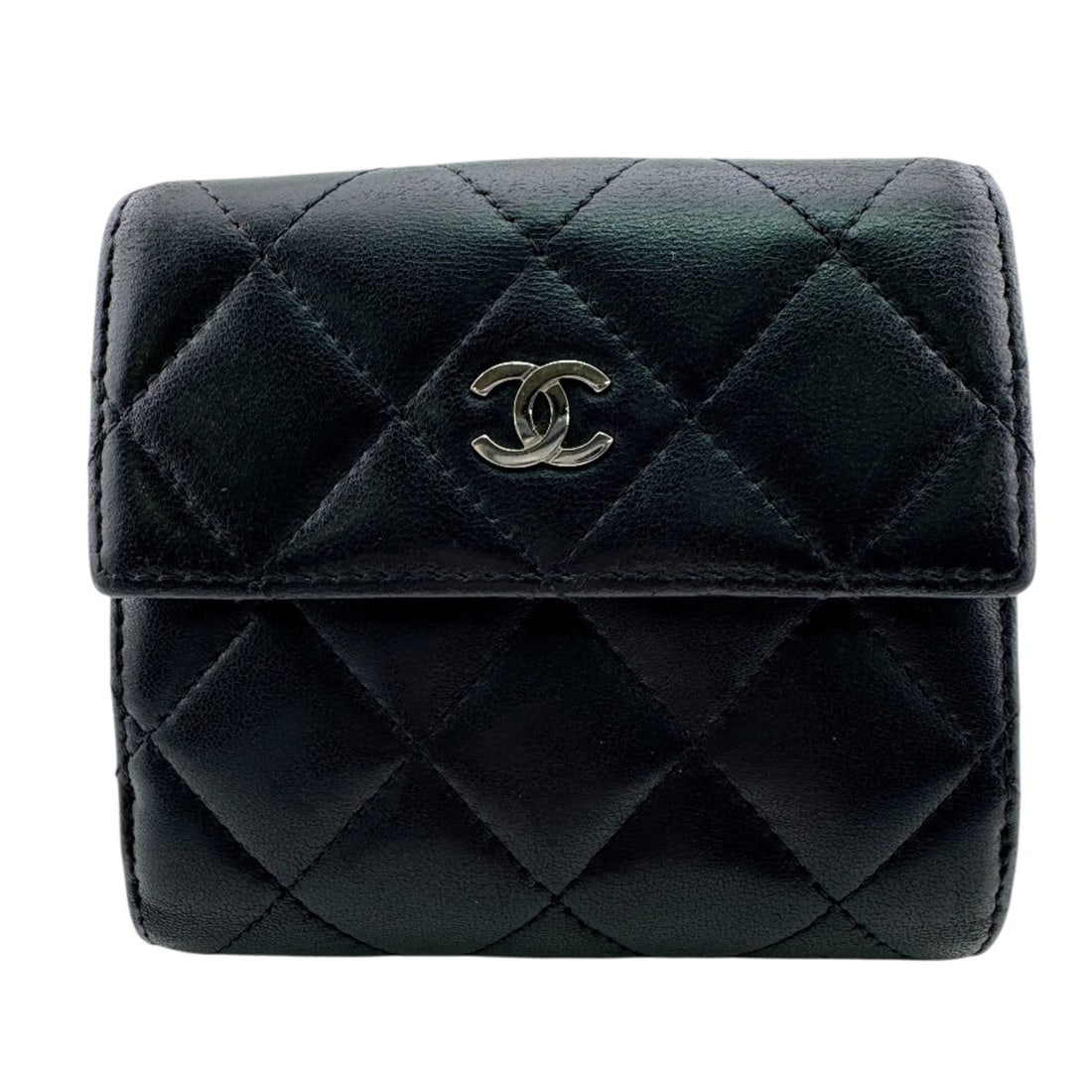 CHANEL Matelassé Tri-fold Wallet, Black: --- Catalog ---Category: SizeSize (HxWxD): 10cm x 10.5cm / 3.93'' x 4.13''Category: DesignType: Wallet (tri-fold)Color: BlackGender: WomenMaterial: Leather Category: GeneralBrand: Chanel--- Item List