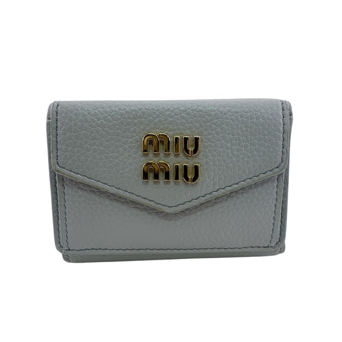 Miu Miu MIUMIU 5MH021 Compact Wallet Logo Tri-fold Blue: --- Catalog ---Category: SizeSize (HxWxD): 7.5cm x 10cm / 2.95'' x 3.93''Category: DesignType: Wallet (tri-fold)Color: Blue, Light blue grayGender: WomenMaterial: Leather Category: GeneralMPN: 5MH021B
