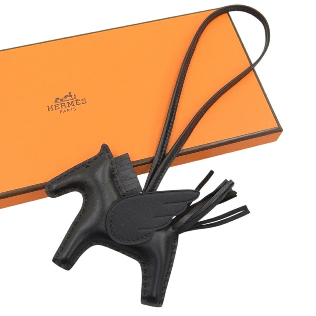 Like new Hermes Rodeo Pegasus PM K stamp charm in Agneau Milo x Swift leather, black.: --- Catalog ---Category: SizeSize (HxWxD): 95.00mm x 90.00mm / 3.74'' x 3.54''Category: DesignType: Handbag charmColor: BlackGender: Women,MenMaterial: Agneau Milo, Swift leatherCategory: GeneralBrand