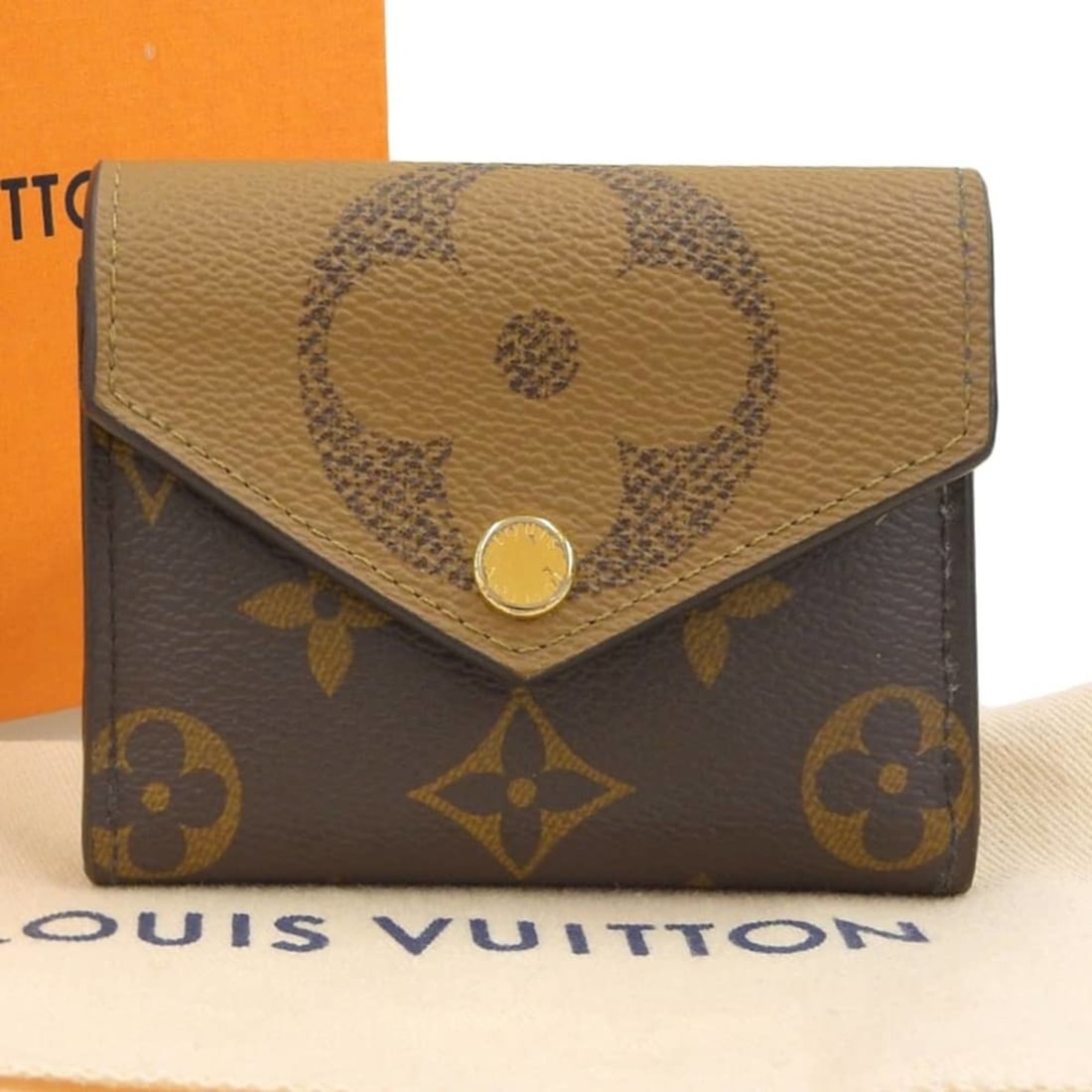 Louis Vuitton Giant Monogram Reverse Portefeuille Zoe M80725 Tri-fold Wallet: --- Catalog ---Category: SizeSize (HxWxD): 7.5cm x 9.5cm x 2cm / 2.95'' x 3.74'' x 0.78''Category: DesignType: Wallet (tri-fold)Color: Brown, Monogram, Monogram ReverseGender: Women,MenMaterial: PVC ,