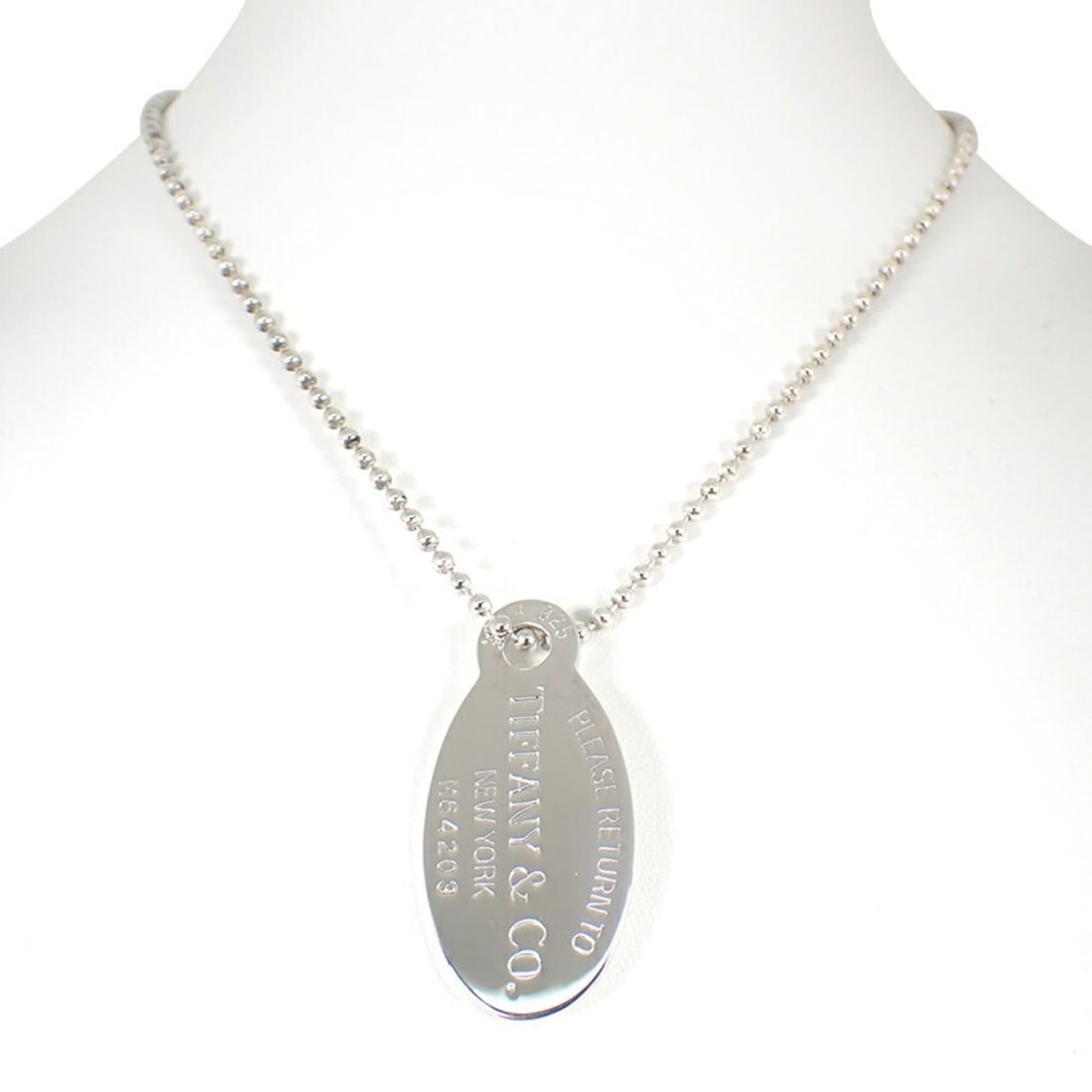 TIFFANY & Co. 925 Return to Tiffany Oval Tag Long Pendant Necklace: --- Catalog ---Category: SizePendant Size: 42mm x 21mm / 1.65'' x 0.82''Neck Circumference: 87 cm / 34.25''Category: DesignGender: WomenMaterial: Sterling silver 925Necklace Type: Pendant necklaceCate