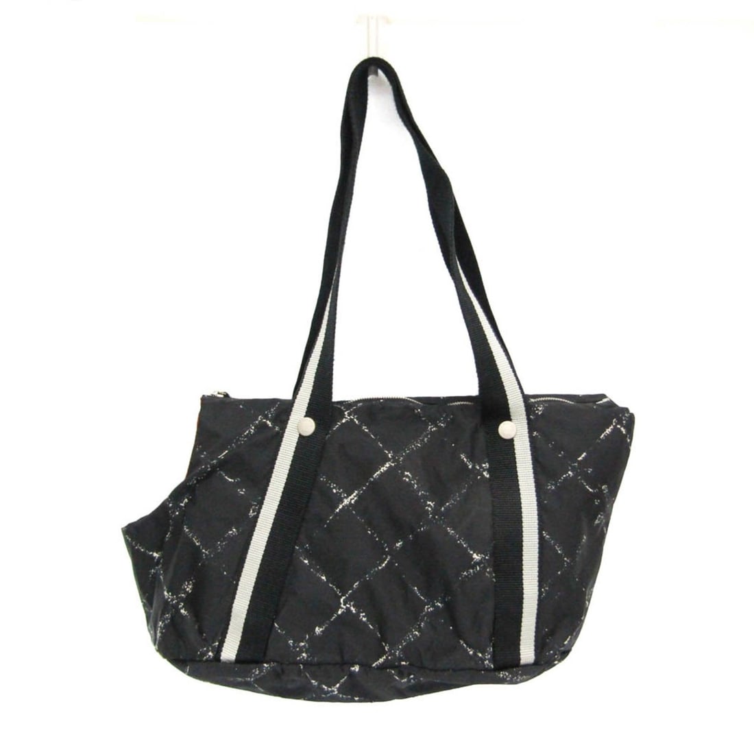 Chanel Old Travel Line Pet Carrier Bag Men,Women Nylon,Canvas Boston Bag Black: --- Catalog ---Category: SizeHandle Drop: 28.00cm / 11.02''Size (HxWxD): 23cm x 38cm x 20cm / 9.05'' x 14.96'' x 7.87''Handle Length: 65cm / 25.59''Category: DesignType: Boston bagColor: BlackGender: