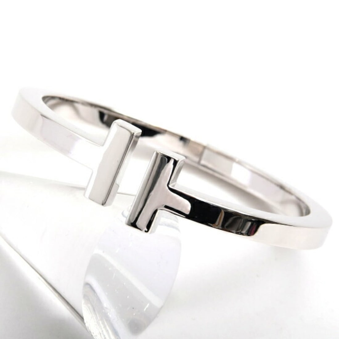 Tiffany & Co. Women's T-Square Bangle Bracelet, Medium Size, White Gold (750WG): --- Catalog ---Category: SizeLength: 16cm / 6.29''Category: DesignType: BangleColor: SilverGender: WomenMaterial: White gold (18K)Category: GeneralBrand: Tiffany--- Item List ---Section: ConditionRank