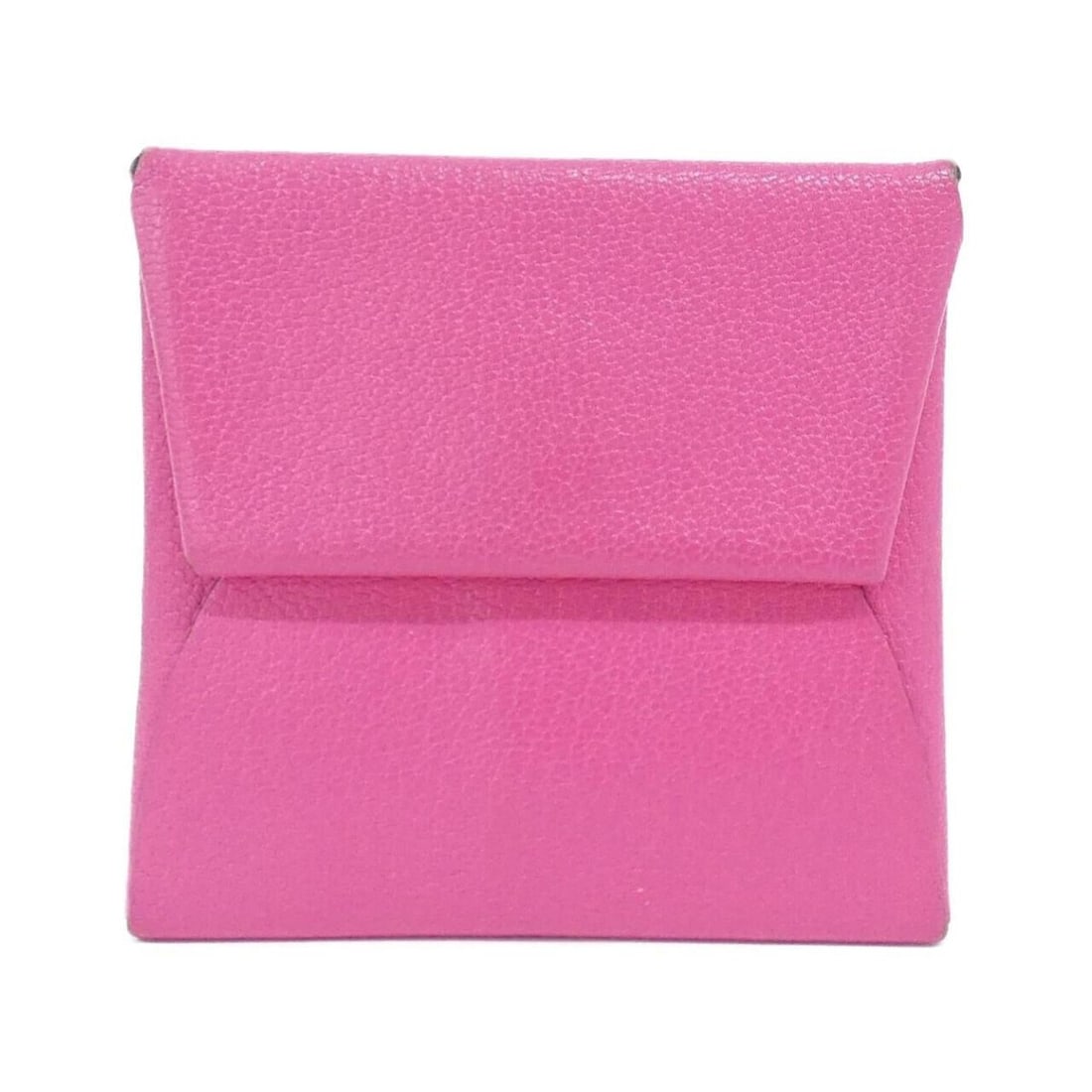 Hermes Bastia 039759CK Wallet/Coin Case: --- Catalog ---Category: SizeSize (HxWxD): 8cm x 8.5cm / 3.14'' x 3.34''Category: DesignType: Coin purse/coin caseColor: Rose tyrienGender: Men,WomenMaterial: Chevre leather Category: GeneralMPN: 0397