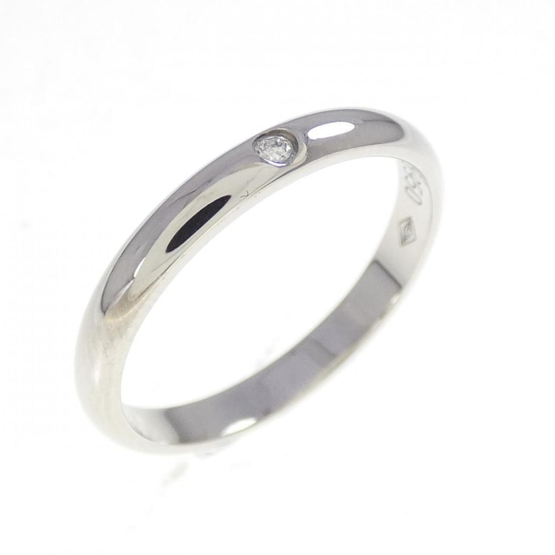 Cartier wedding ring: --- Catalog ---Category: SizeUS Size: 5Brand Size: 49Category: DesignType: Wedding ringColor: PlatinumStone: DiamondGender: WomenMaterial: Platinum 950Category: GeneralMPN: B4057700Brand: Cartier--- I