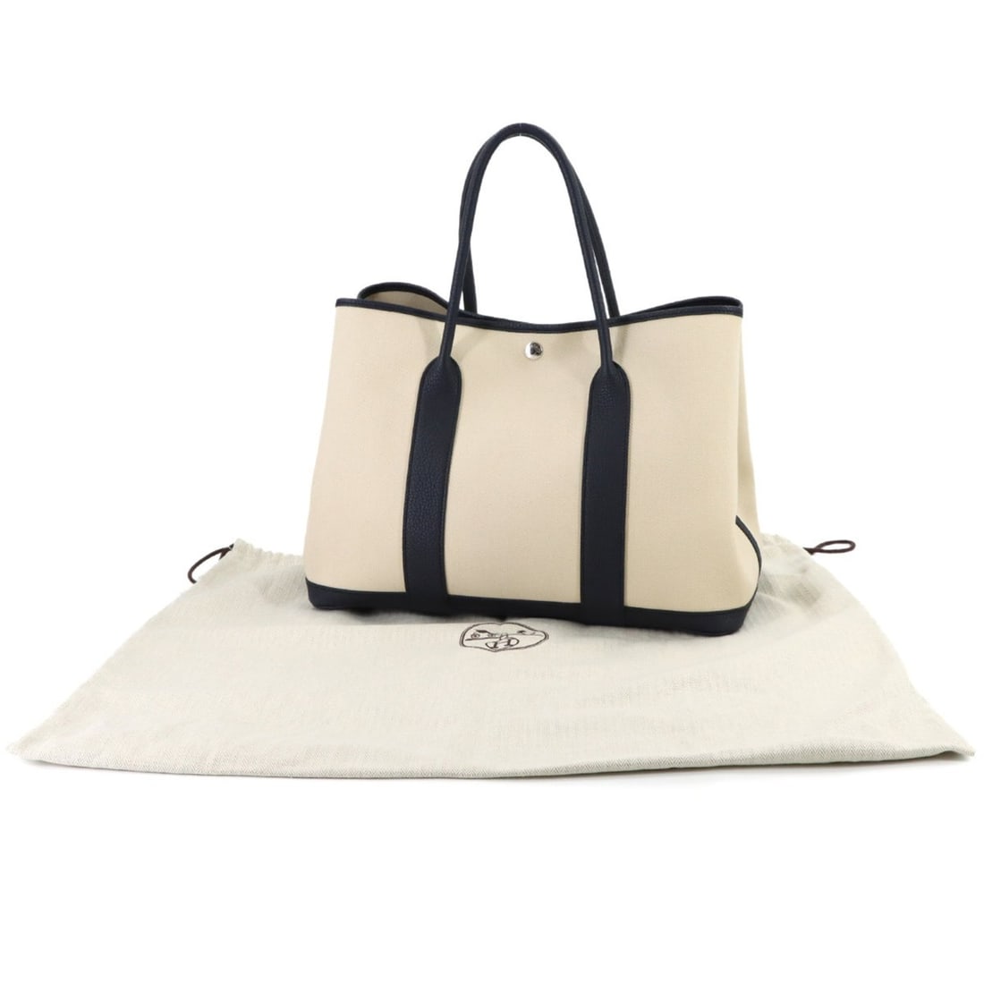 Hermes Garden 36 PM Tote Handbag, Toile Chevron Negonda, Craie Blue Indigo, C Stamp, Silver: --- Catalog ---Category: SizeSize (HxWxD): 24.5cm x 36cm x 18cm / 9.64'' x 14.17'' x 7.08''Category: DesignType: Handbag, Tote bagColor: Blue indigoGender: WomenMaterial: Toile chevron , Negonda leath