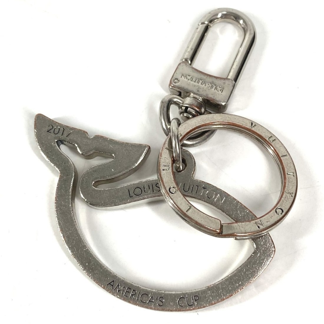 LOUIS VUITTON M61936 America's Cup Portefeuille Barenne Accessory Bag Charm Whale Keychain Metal: --- Catalog ---Category: DesignColor: SilverGender: Men,WomenMaterial (Charm): MetalCategory: GeneralMPN: M61936Brand: Louis Vuitton--- Item List ---Section: ConditionRanking: Rank AB Used - Traces of