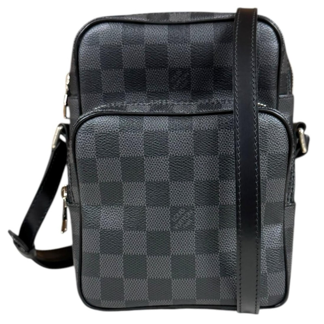 Louis Vuitton Rem Damier Graphite Shoulder Bag, Canvas N41446, Black, Men's, Pre-owned.: --- Catalog ---Category: SizeWeight: 430g / 15.16oz.Size (HxWxD): 21cm x 15cm x 10cm / 8.26'' x 5.9'' x 3.93''Strap Length: 124cm - 142cm / 48.81'' - 55.9''Category: DesignType: Shoulder bagColor: Bla