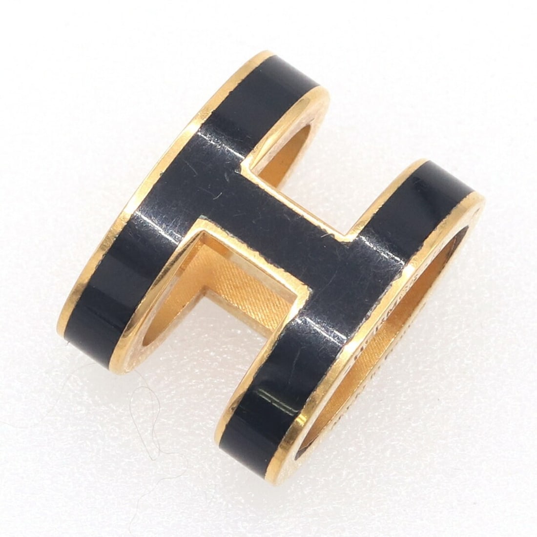 Hermes Pop H Pendant Top, Black Gold Metal Necklace Head, for Women.: --- Catalog ---Category: SizeWeight: 2.9g / 0.1oz.Pendant Size: 16mm x 12mm / 0.62'' x 0.47''Category: DesignColor: Black, GoldGender: WomenMaterial: MetalPendant Type: PendantNecklace Type: PendantCa