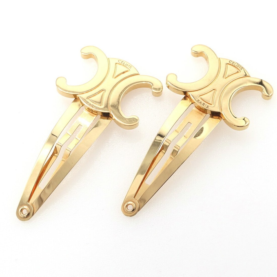 Celine Hairpin Snap Hair Clip 46Z656BSL.35OR Gold Metal Triomphe for Women CELINE: --- Catalog ---Category: SizeWeight: 8.5g / 0.29oz.Size (LxW): 6cm x 3cm / 2.36'' x 1.18''Category: DesignType: Hair clipColor: GoldGender: WomenMaterial: MetalCategory: GeneralBrand: CelineCountry of