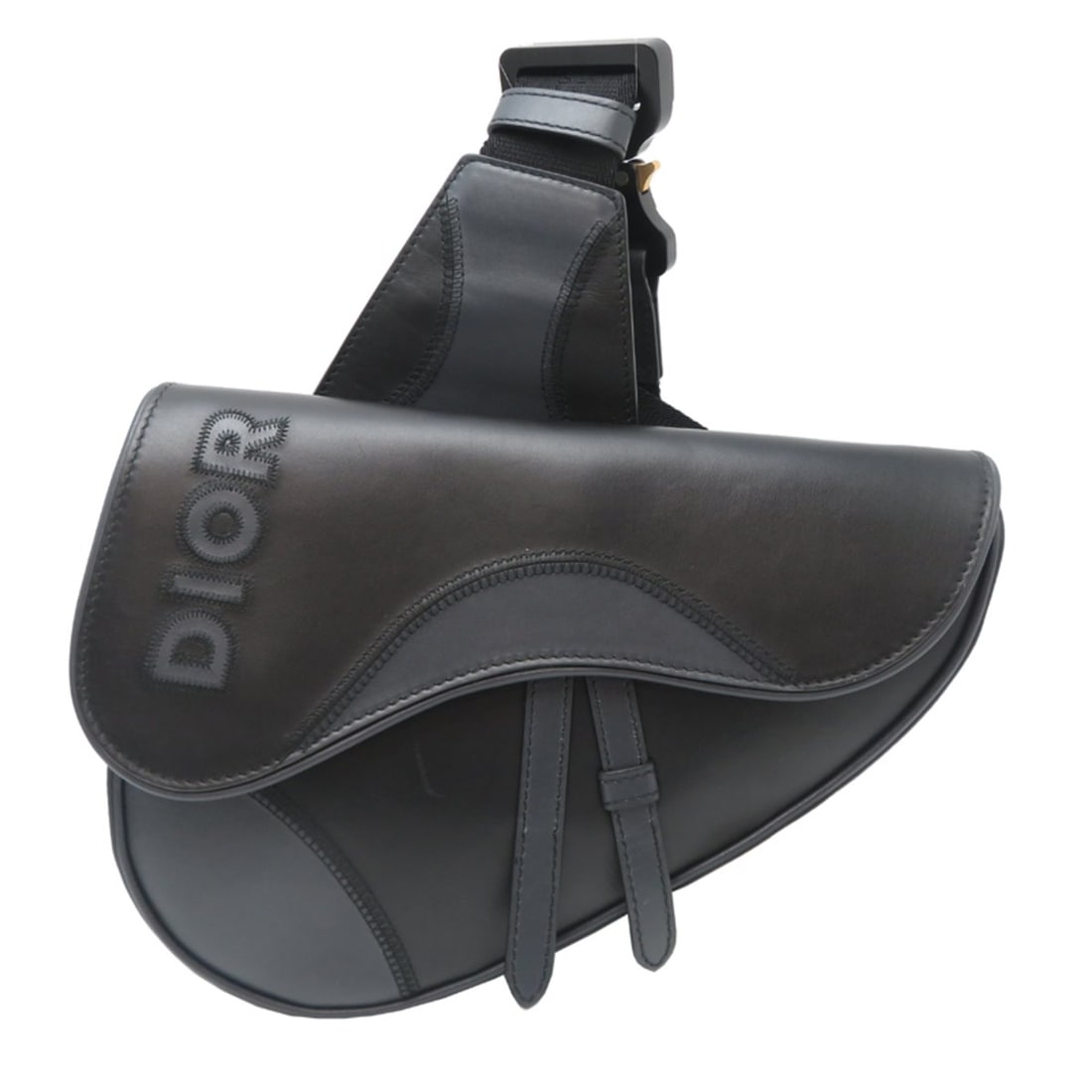 Christian Dior Dior Body Saddle Bag, Men's Leather Black: --- Catalog ---Category: SizeSize (HxWxD): 18cm x 27cm x 5cm / 7.08'' x 10.62'' x 1.96''Category: DesignType: Saddle bag, Sling bagColor: BlackGender: MenMaterial: Leather Category: GeneralBrand: Chri