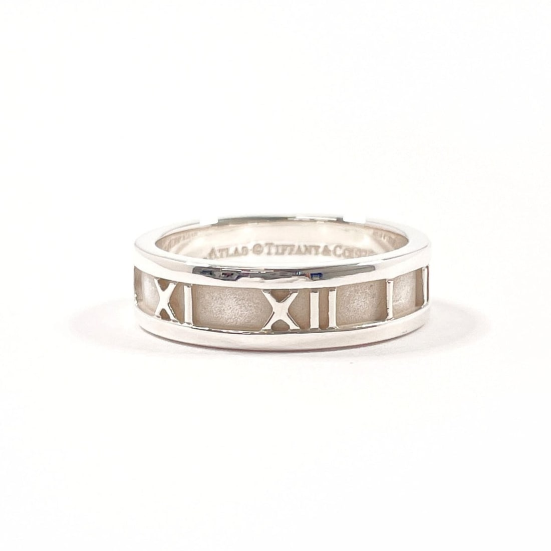 TIFFANY&Co. Tiffany Atlas Ring, Sterling Silver 925, Size 18, Men's: --- Catalog ---Category: PackNumber in Pack: 1Category: SizeJP Size: 18US Size: 8.75Category: DesignType: Band ringColor: SilverGender: MenMaterial: Silver 925Category: GeneralBrand: Tiffany--- Item L