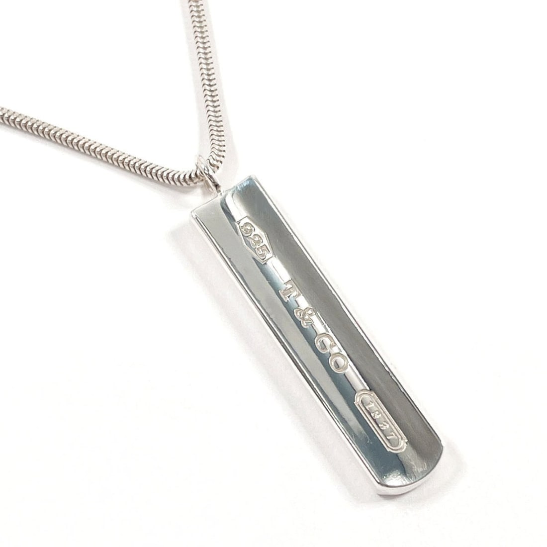 TIFFANY&Co. Tiffany 1837 Bar Pendant Necklace, Sterling Silver 925, Unisex: --- Catalog ---Category: SizePendant Size: 40.7mm x 8.3mm / 1.6'' x 0.32''Neck Circumference: 47.5 cm / 18.7''Category: DesignColor: SilverGender: Women,MenMaterial: Silver 925Pendant Type: PendantNec