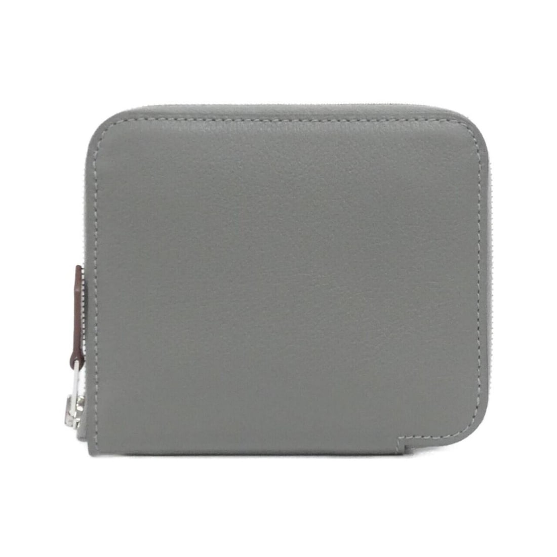 Hermes EN LIBERTE Silk In Compact 084541CK Wallet: --- Catalog ---Category: SizeSize (HxWxD): 9.5cm x 11cm x 1.5cm / 3.74'' x 4.33'' x 0.59''Category: DesignType: Card walletColor: GrayGender: Women,MenMaterial: Silk , Leather Category: GeneralMPN: 08