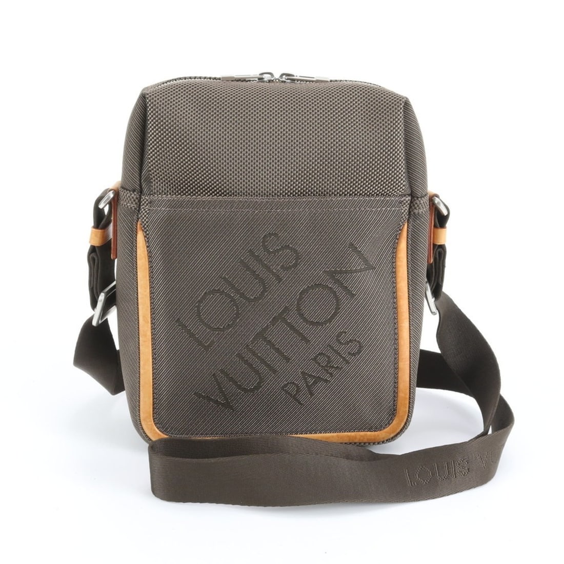 Louis Vuitton Damier Géant Citadin Terre M93040 Leather Shoulder Bag Messenger for Men: --- Catalog ---Category: SizeSize (HxWxD): 25cm x 20cm x 7cm / 9.84'' x 7.87'' x 2.75''Strap Length: 137cm / 53.93''Category: DesignType: Shoulder bagColor: EarthGender: MenMaterial: Leather , Canvas