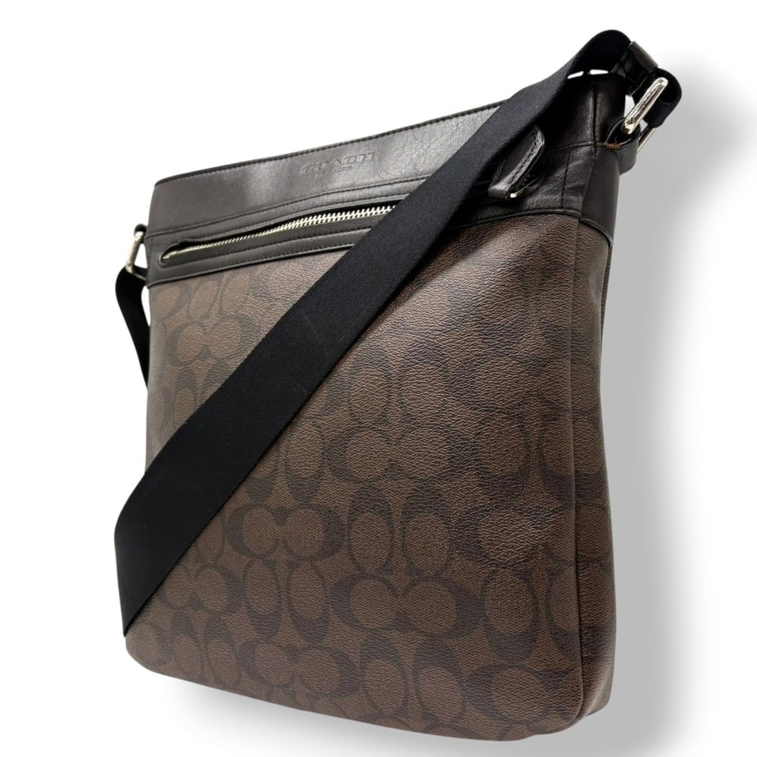 Coach COACH Shoulder Bag Messenger Signature Leather Brown Black Silver Hardware Men's Women's s21: --- Catalog ---Category: SizeSize (HxWxD): 29cm x 28cm x 5cm / 11.41'' x 11.02'' x 1.96''Category: DesignType: Messenger bag, Shoulder bagColor: Black, BrownGender: Men,WomenMaterial: PVC , Leather Ca