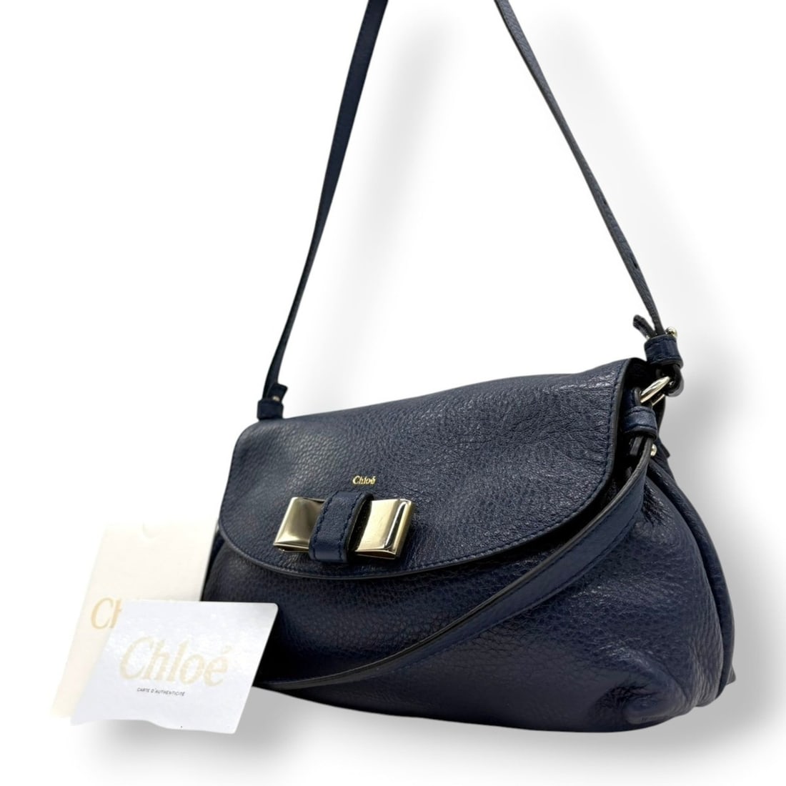 Chloé Chloe Lily Handbag Shoulder Bag Pouch Ribbon Leather Navy Gold Hardware Women's s20: --- Catalog ---Category: SizeSize (HxWxD): 12cm x 21cm x 8cm / 4.72'' x 8.26'' x 3.14''Category: DesignType: Handbag, Pochette, Shoulder bagColor: NavyGender: WomenMaterial: Leather Category: GeneralM