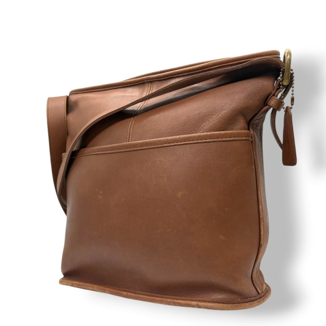 Coach Old Shoulder Bag Crossbody Leather Brown Camel Gold Hardware Women's 4153 s21: --- Catalog ---Category: SizeSize (HxWxD): 26cm x 23cm x 11cm / 10.23'' x 9.05'' x 4.33''Category: DesignType: Shoulder bagColor: Brown, CamelGender: WomenMaterial: Leather Category: GeneralMPN: 4153B