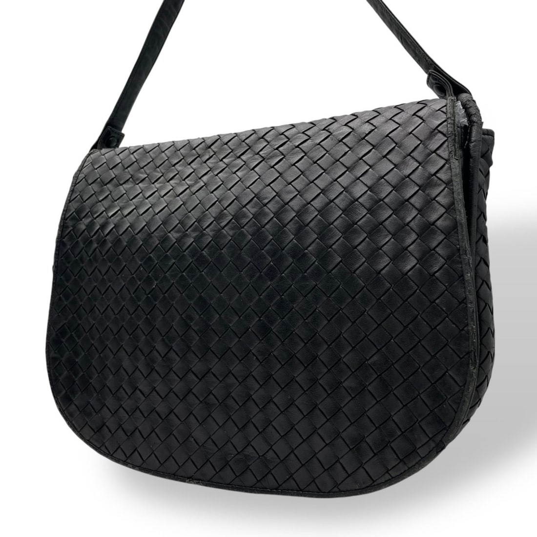 Bottega Veneta Intrecciato Messenger Shoulder Bag, Leather, Black, Gold Hardware, Men's & Women's,: --- Catalog ---Category: SizeSize (HxWxD): 25cm x 31cm x 7cm / 9.84'' x 12.2'' x 2.75''Category: DesignType: Shoulder bagColor: BlackGender: Men,WomenMaterial: Intrecciato Category: GeneralBrand: